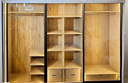 غرف نوم خشب تايلندي (سرير+دولاب+تسريحة +شفرينة +2 كمدينة)