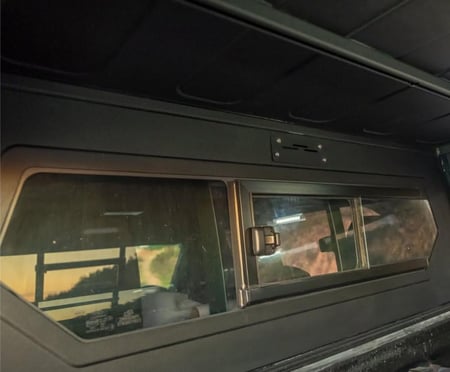 كانوبي مع نوافذ زجاجية لـ تويوتا هايلكس ريفو غمارتين 2016+ لون أسود