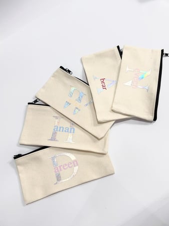 حقيبة قماشية بسحاب أسود مع طباعة مخصصة – أنيقة وعملية لكل يوم!