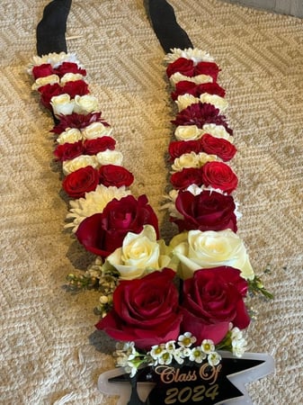 عقد تخرج ابيض واحمر 2024