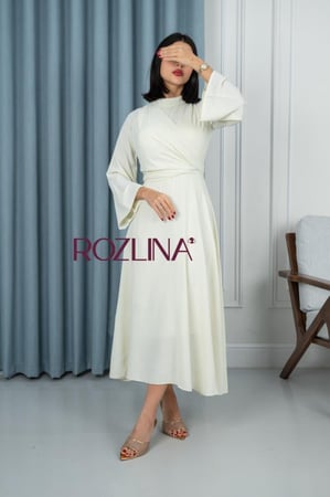 فستان اوف  وايت بتصميم لف عند الصدر