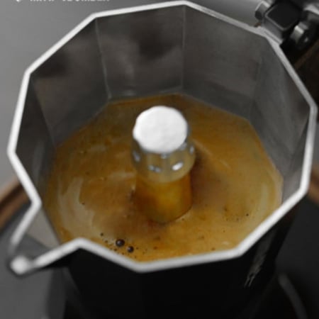 صانع القهوة لصنع الموكا الاسبريسو الإيطالية .