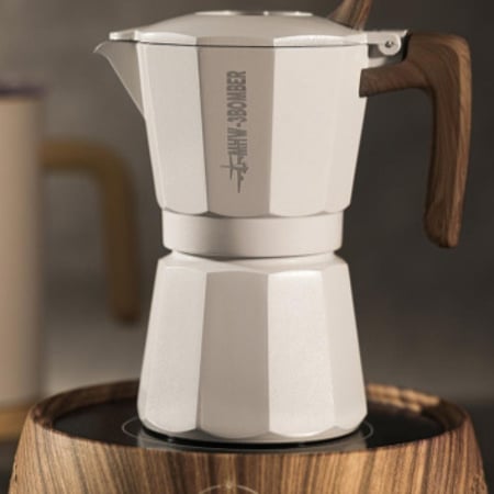 صانع القهوة لصنع الموكا الاسبريسو الإيطالية .