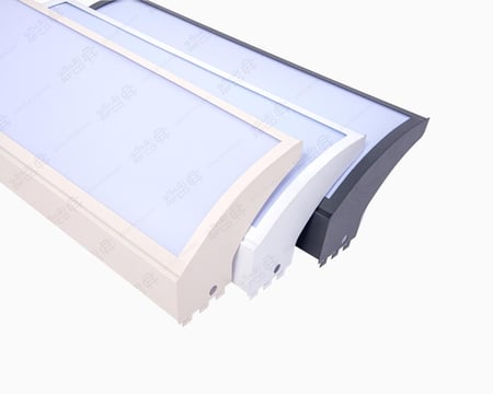 لوحات اعلانية على رفوف السوبر مقوس