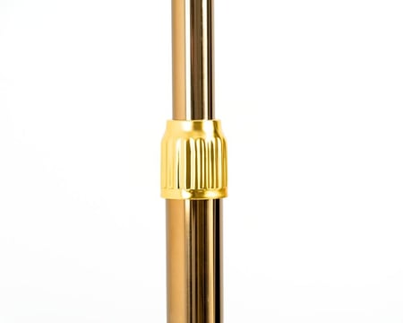 سارية متحرك بعلم المملكة ذهبي