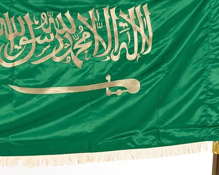 سارية متحرك بعلم المملكة ذهبي