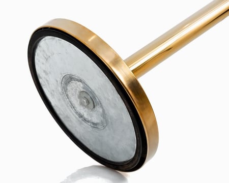 سارية متحرك بعلم المملكة ذهبي