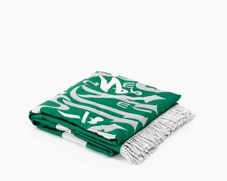 سارية ثابت بعلم المملكة فضي