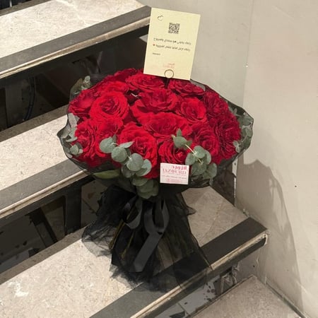 باقة ورد بتغليف دانتيل اسود | A bouquet of roses wrapped in black lace