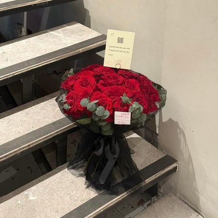 باقة ورد بتغليف دانتيل اسود | A bouquet of roses wrapped in black lace