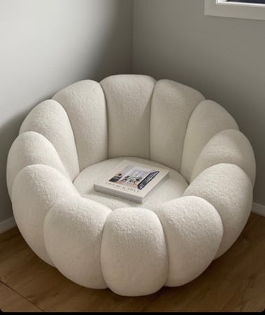 كرسي بتصميم عصري