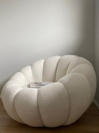 كرسي بتصميم عصري