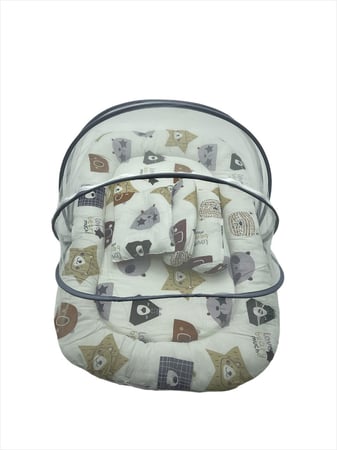 سرير محمول للاطفال مع شبكة ناموسية جيدة التهوية لحديثي الولادة مزود ب2 وسادة جانبية( مخدة رأس) وسلة موسى قطنية للسرير والاسترخاء مريح جدا وخامه ممتازه للنوم والإسترخاء لطفلك