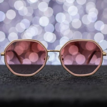 نظارة شمسية نسائية بإطار ذهبي مطعم بالوردي وعدسة باللون الوردي المتدرج
