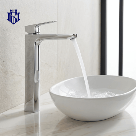 خلاط مغسلة الخزف السعودي كيوبست طويل كروم على مغسلة فوق الرخام مع ماء