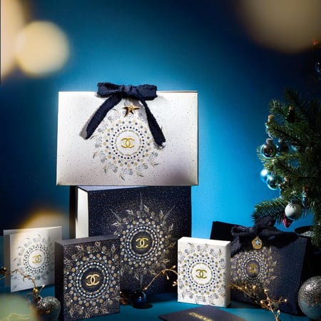 كيس صغير شانيل 22 في 14 عمق 7 سم بشكل مثلث بدون التعليقه