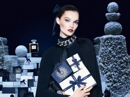 كيس صغير شانيل 22 في 14 عمق 7 سم بشكل مثلث بدون التعليقه