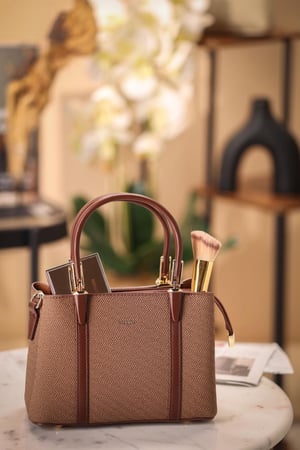 شنطة جلد مطفي مجعد بقاعدة مسمار نسائي من ستيفانو