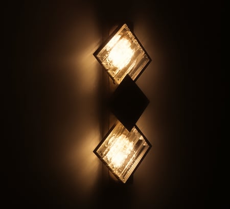 مصباح حائط فاخر لغرفة النوم بإضاءة ليد فاخرة