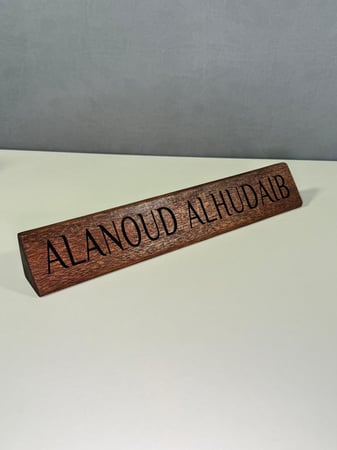 ستاند اسم مع حفر ليزر