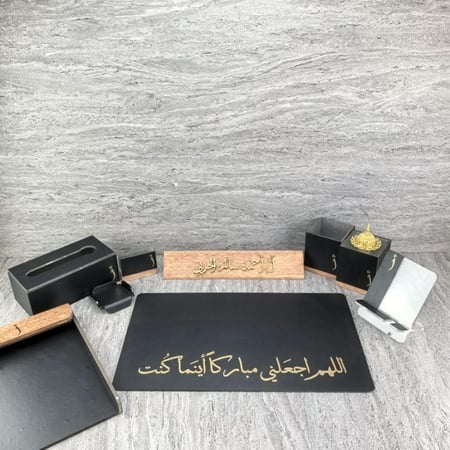 طقم مكتبي جلد( ستاند اسم خشبي مع كتابة حروف بارزة)