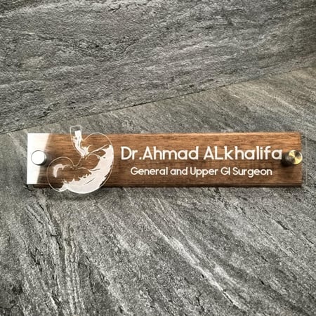 ستاند اسم خشب مع لوحة اكريلك