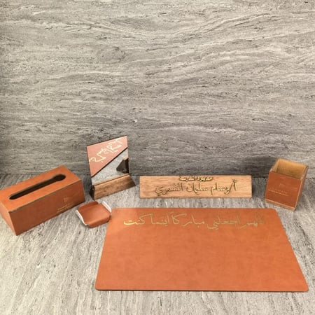 طقم مكتبي جلد( ستاند اسم خشبي مع كتابة حروف بارزة)
