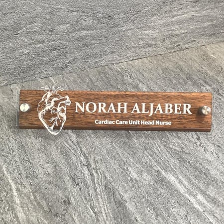 ستاند اسم خشب مع لوحة اكريلك