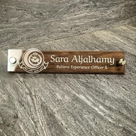 ستاند اسم خشب مع لوحة اكريلك