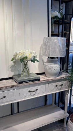 فازة منسقة ورد كبير