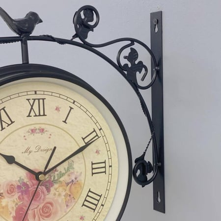 ساعة جدارية زاوية