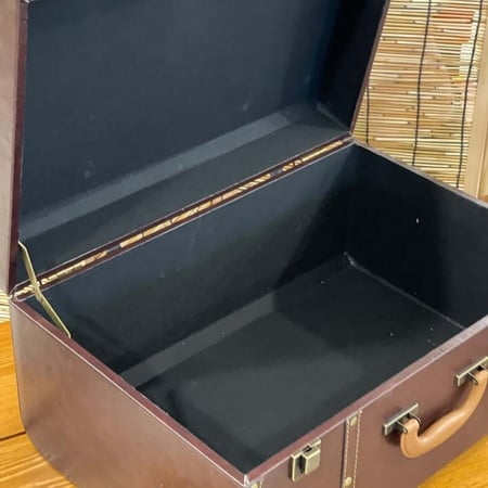 شنطة جلد Vintage Vault