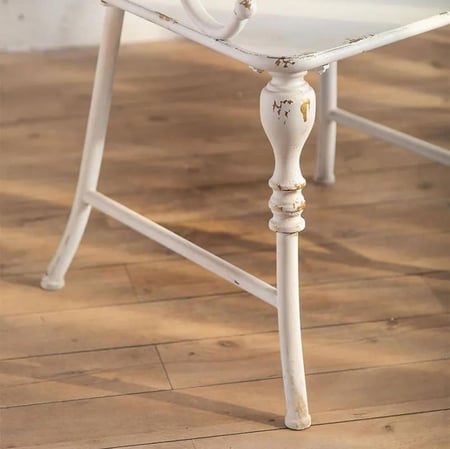 كرسي حديد ابيض