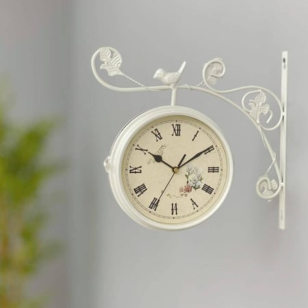 ساعة جدارية زاوية