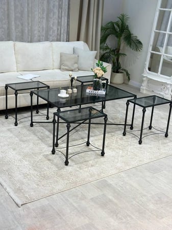 طقم طاولات ضيافة أنيق مع 4 طاولات خدمة – بسطح زجاج أسود شفاف