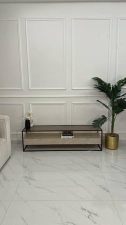 طاولة بلازما فاخرة بتصميم عصري يجمع بين الأناقة والعملية