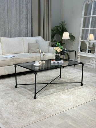 طقم طاولات ضيافة أنيق مع 4 طاولات خدمة – بسطح زجاج أسود شفاف