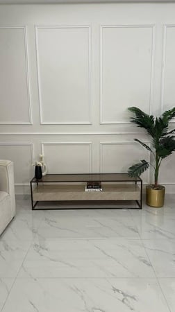 طاولة بلازما فاخرة بتصميم عصري يجمع بين الأناقة والعملية