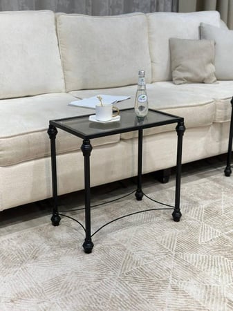 طقم طاولات ضيافة أنيق مع 4 طاولات خدمة – بسطح زجاج أسود شفاف