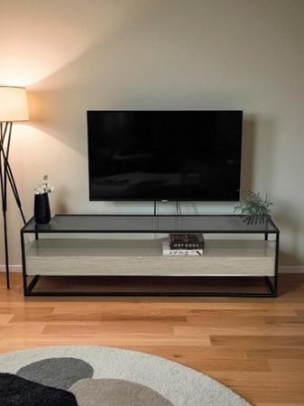 طاولة بلازما فاخرة بتصميم عصري يجمع بين الأناقة والعملية