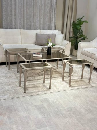 طقم طاولات مع 4 طاولات خدمة من تودو – وصل حديثًا