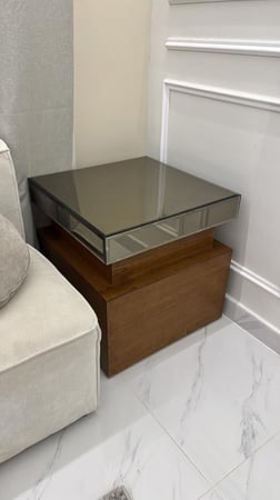 طاولة جانبية خشب سنديان بسطح زجاج مرايا