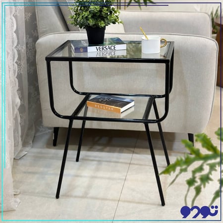 طاولة جانبية كمدينه بلون اسود و بسطح زجاجي شفاف