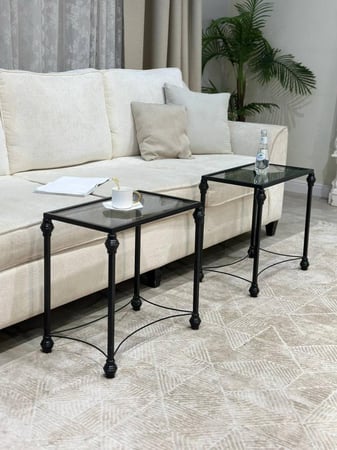 طقم طاولات ضيافة أنيق مع 4 طاولات خدمة – بسطح زجاج أسود شفاف