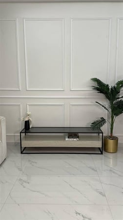 طاولة بلازما فاخرة بتصميم عصري يجمع بين الأناقة والعملية