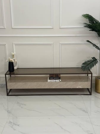 طاولة بلازما فاخرة بتصميم عصري يجمع بين الأناقة والعملية