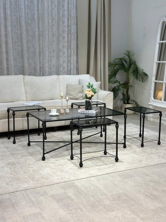 طقم طاولات ضيافة أنيق مع 4 طاولات خدمة – بسطح زجاج أسود شفاف