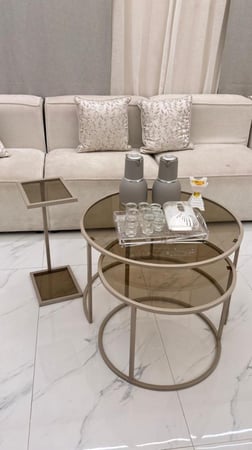 طقم طاولتين شمباني بسطح زجاج بني شفاف أنيق