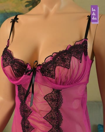 قميص نوم قصيل متوفر بلونين أسود وبينك.