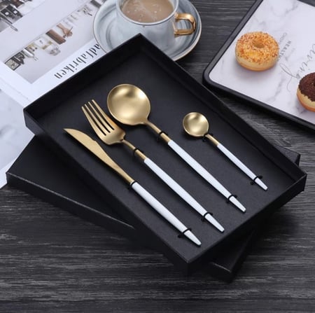 طقم مائدة ستيل  مكون من 4 قطع.